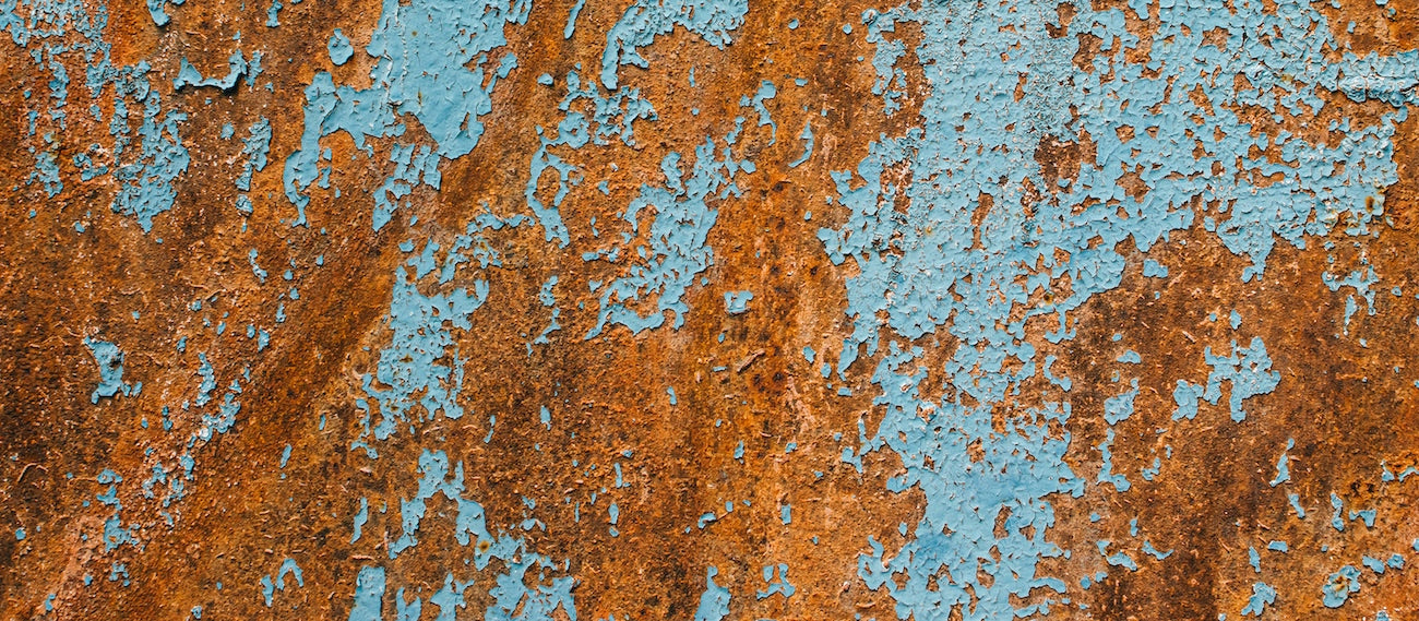 Rost mit türkis farbe auf metal blättert ab