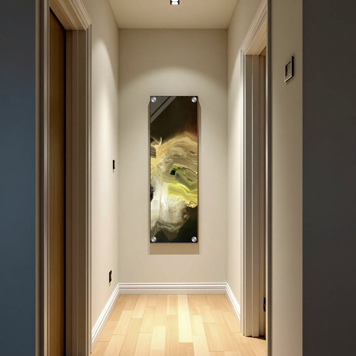Dunkler, schmaler Flur mit modernem Acryl-Kunstwerk an der Wand – elegante Wandkunst für stilvolle Raumgestaltung, Flurdekoration, zeitgenössische Wandkunst, Acrylbild für elegante Innendekoration