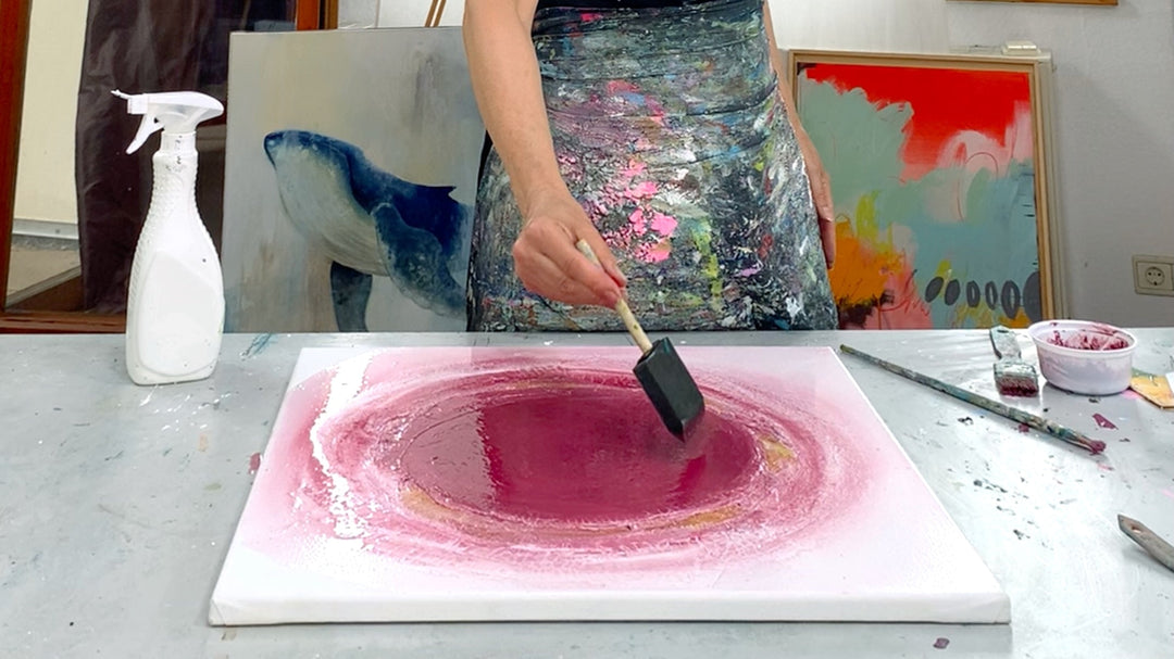 "Abstrakte Malerei mit Gold und Struktur – intuitive Acryltechnik in Bordeaux und Weiß von Petra Thölken, Künstlerstreich"