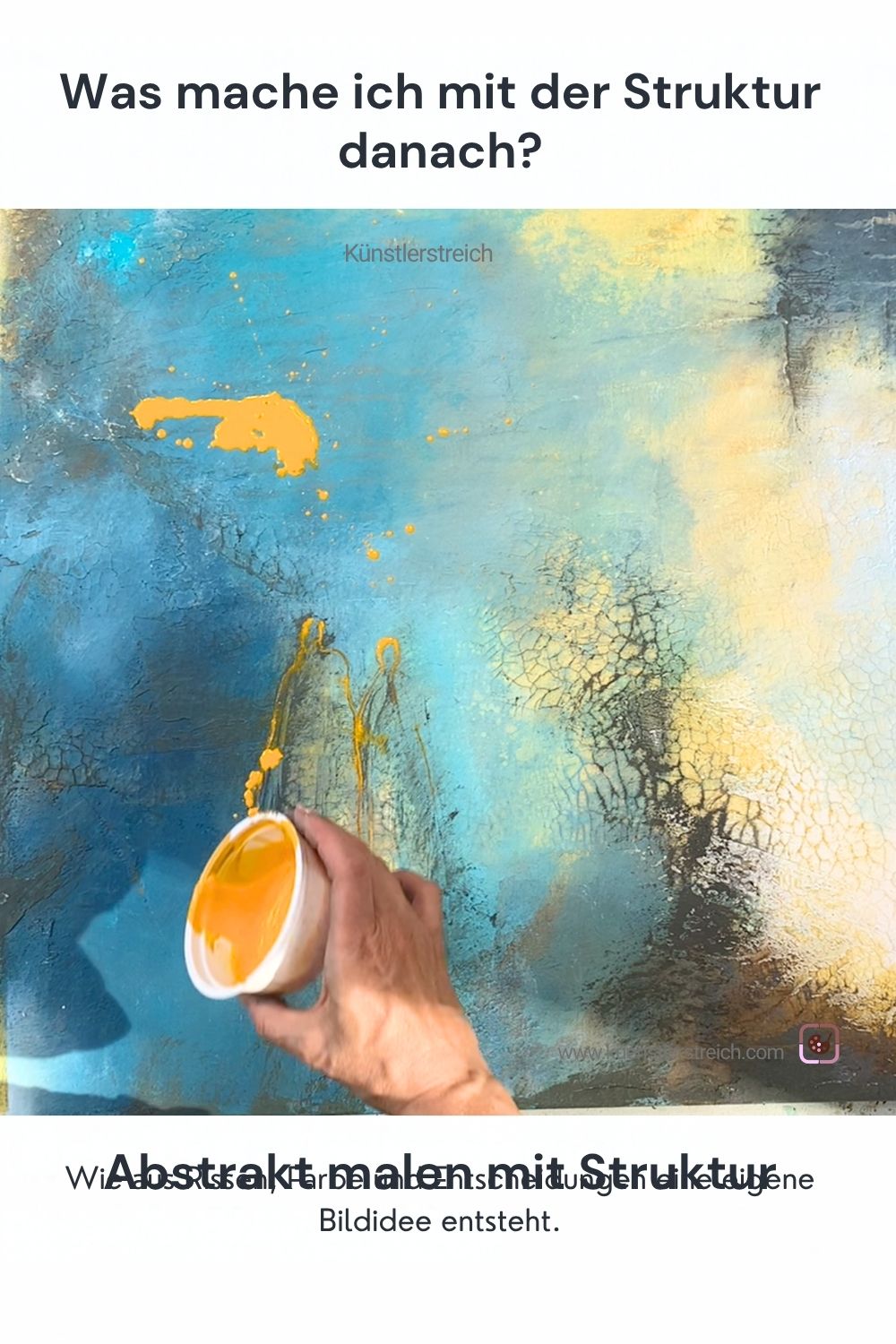 Hand von Petra Thölken hält im Schälchen Orange leuchtende Acrylfarbe und fliesst auf eine strukturierte bunte Leinwand mit Rissen und zwei abstrakten Figuren