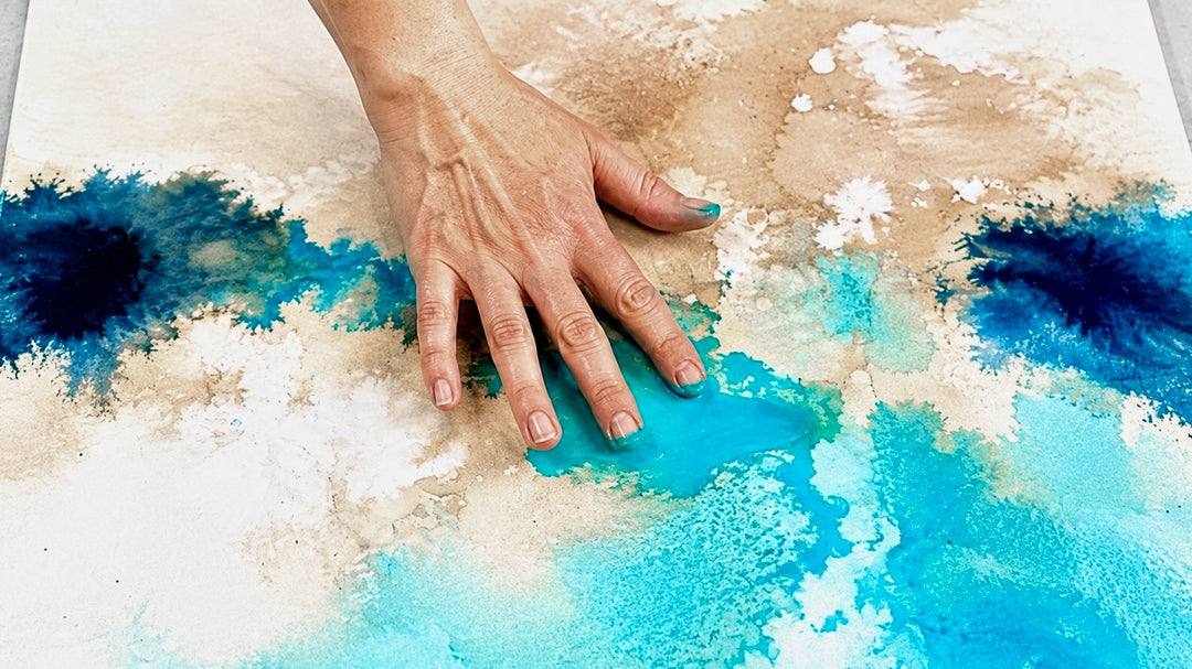 Abstrakte Acrylmalerei ohne Pinsel – Malprozess mit Schwamm und Händen in Türkis, Blau und Naturtönen.