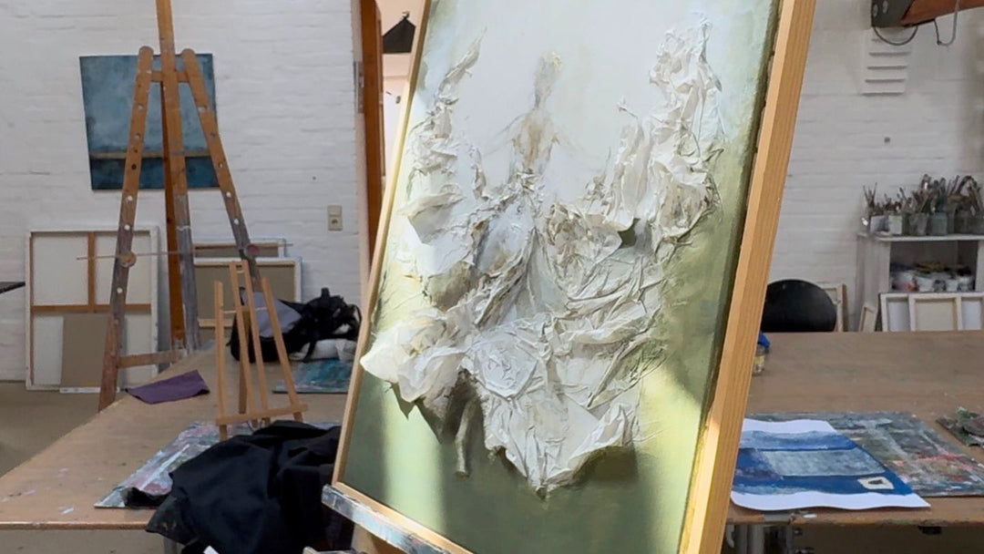 Abstrakte Frauenfigur aus Papier auf Leinwand im Atelier von Künstlerstreich.