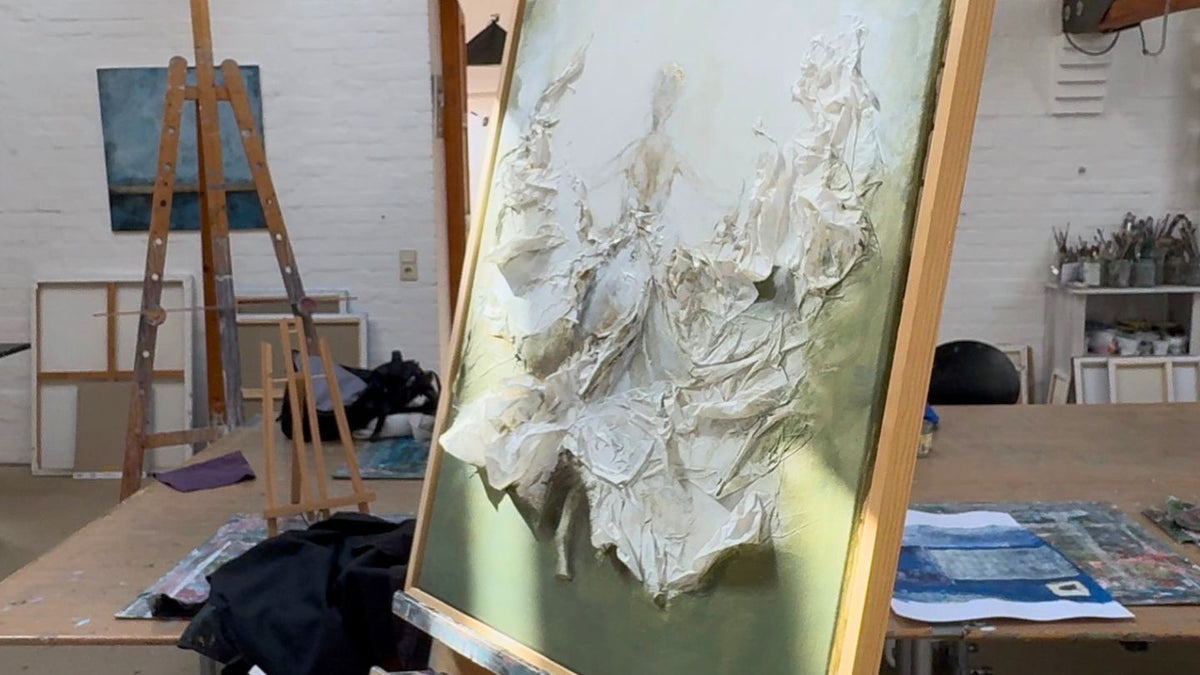 Abstrakte Frauenfigur aus Papier auf Leinwand im Atelier von Künstlerstreich.