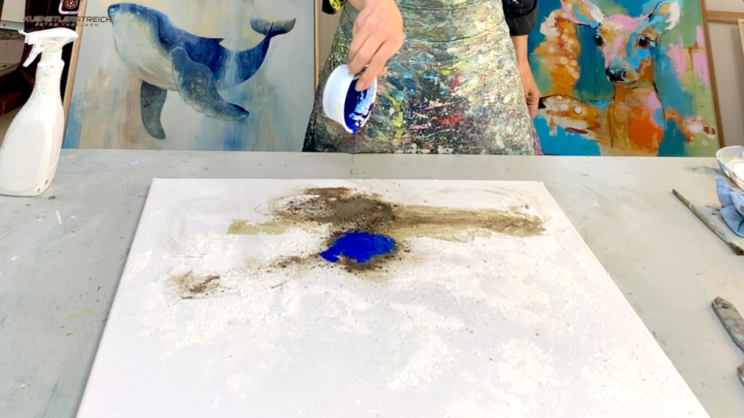 Upcycling Kunst mit Acryl – abstrakte Malerei aus Alltagsmaterial