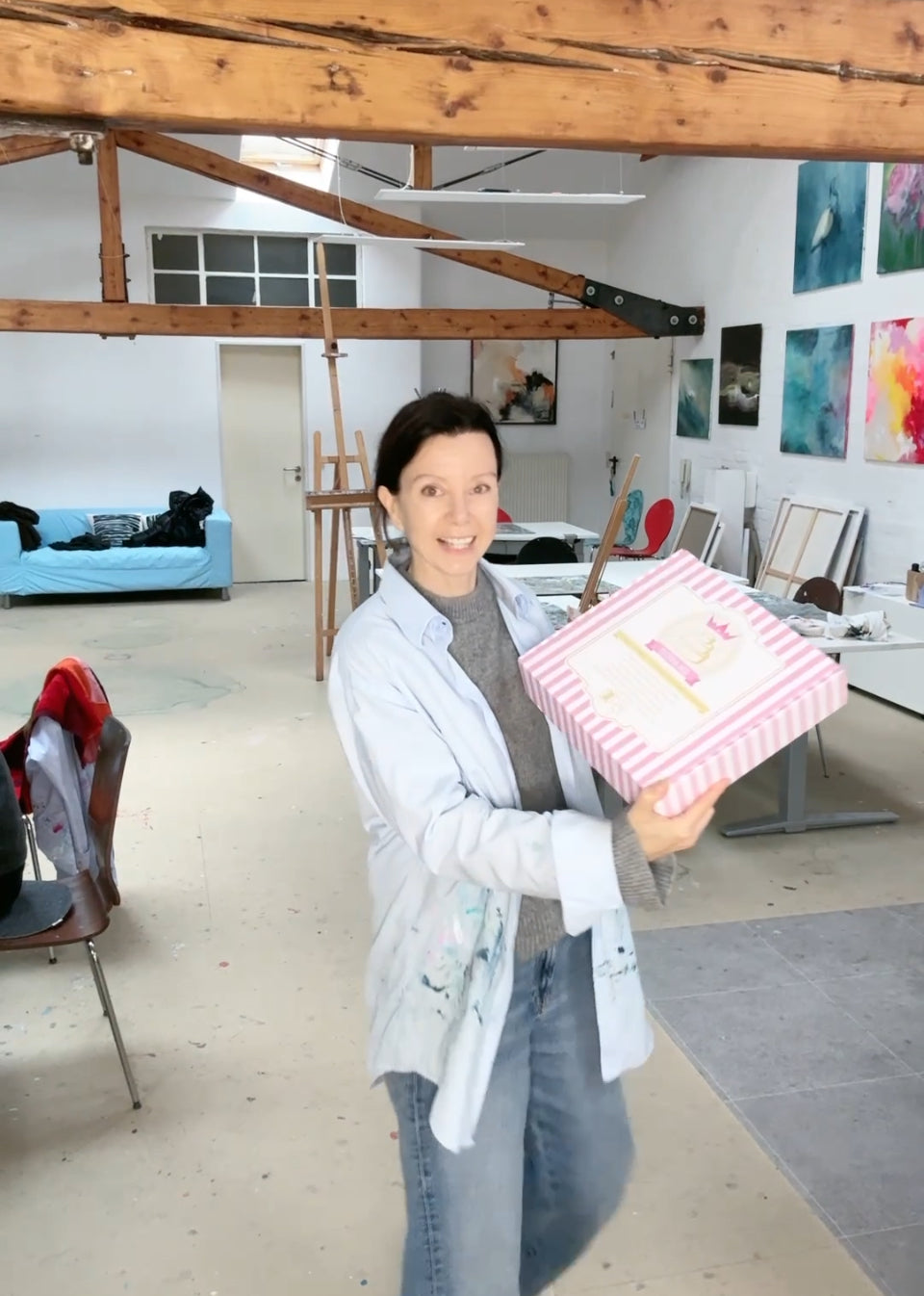 Abstrakt malen Buch wird vom Verlag mit einer Torte gefeiert