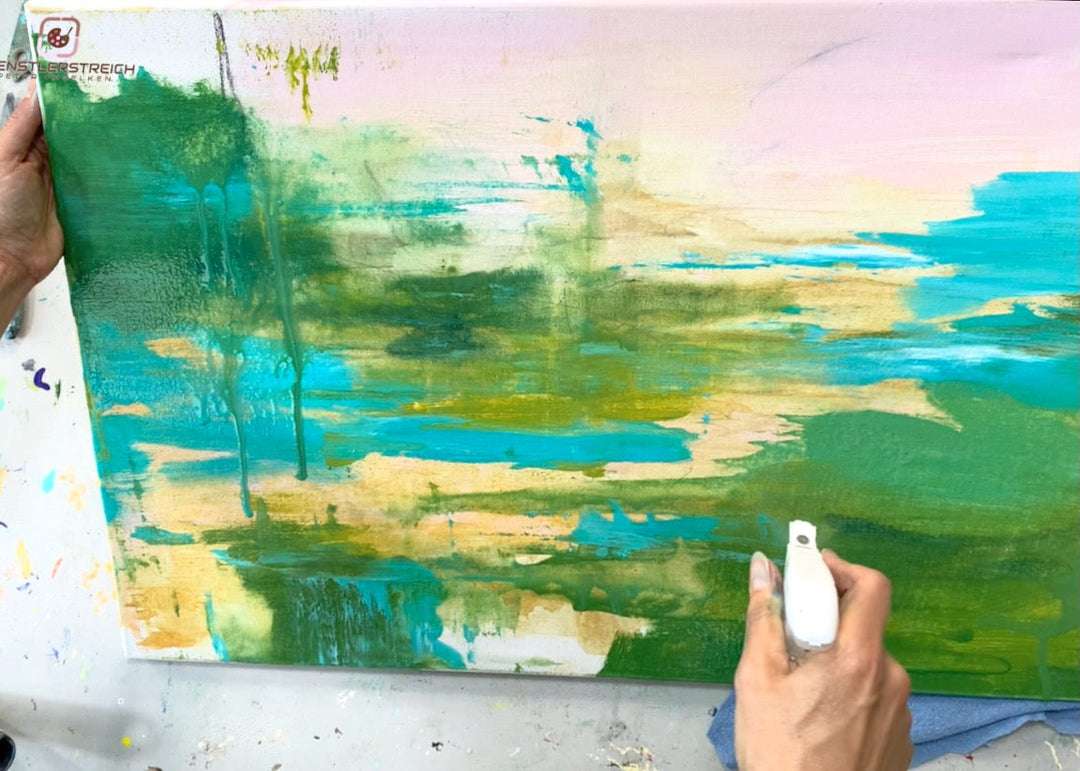 Acrylfarbe fließt mit Wasser über eine Leinwand beim Malprozess eines abstrakten Seerosenteichs
