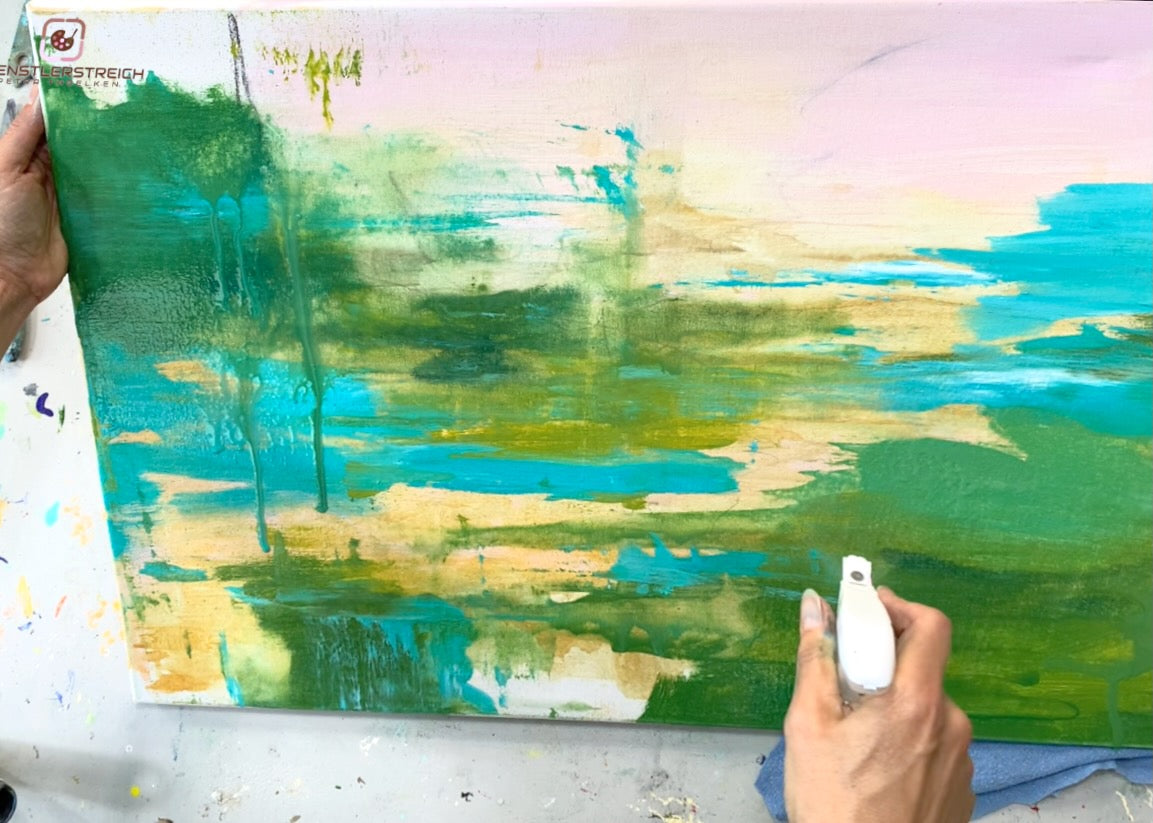 Acrylfarbe fließt mit Wasser über eine Leinwand beim Malprozess eines abstrakten Seerosenteichs