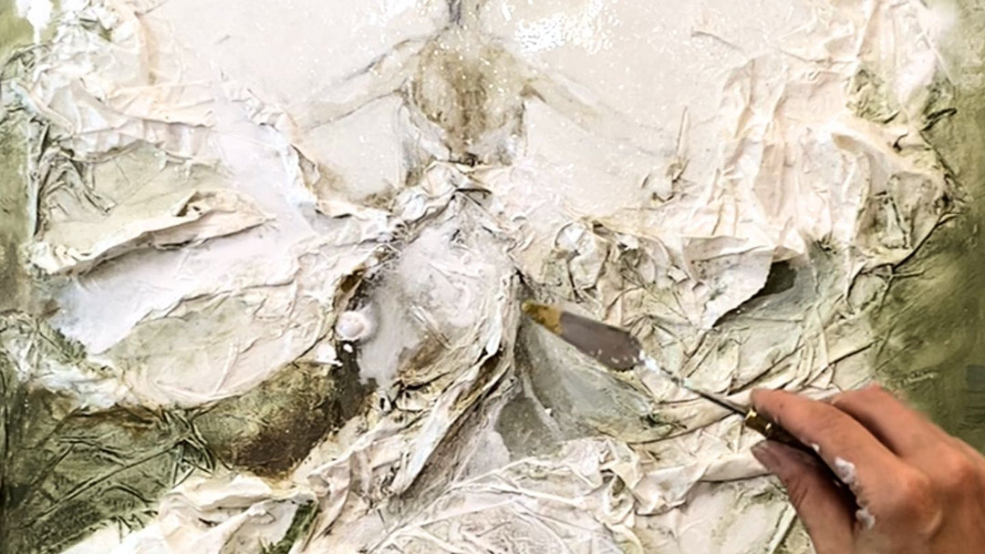 Abstrakte Frauenfigur auf Leinwand – 3D-Struktur mit Papier und Gold, Acrylmalerei
