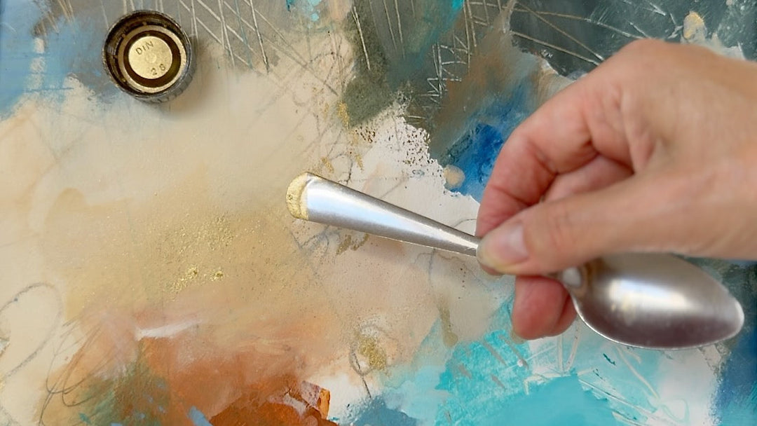 Goldene Pigmente auf abstrakter Acrylmalerei – kreative Auszeit ohne Atelier.