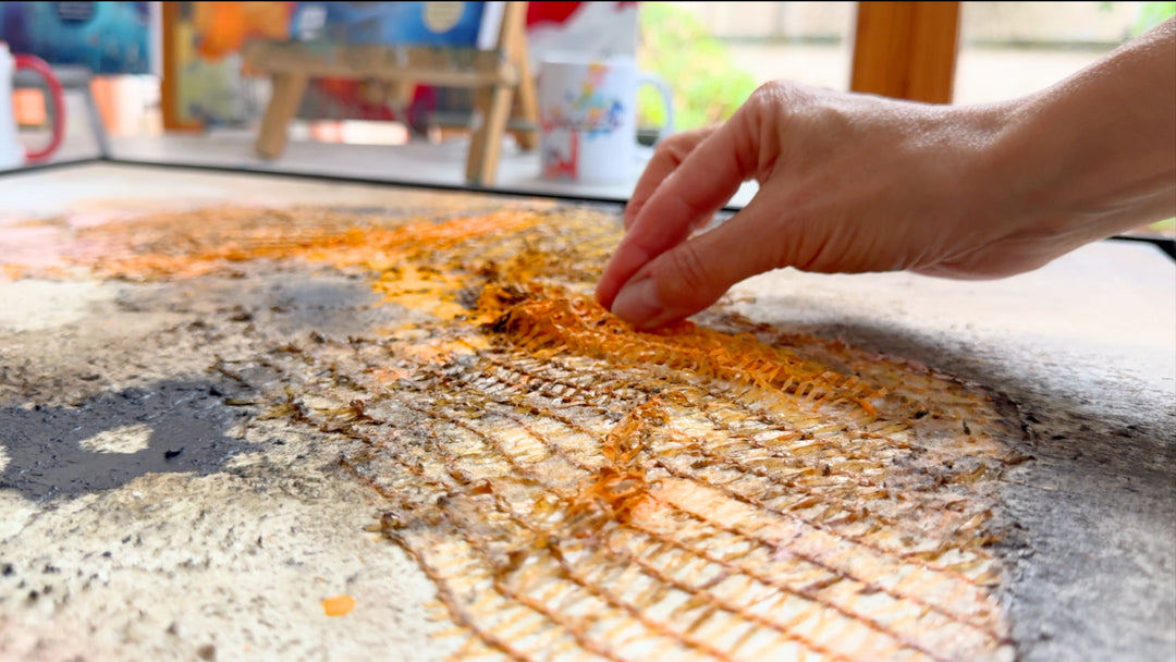Abstraktes Malen mit orangefarbenem Kunststoffnetz und fließender Acrylfarbe