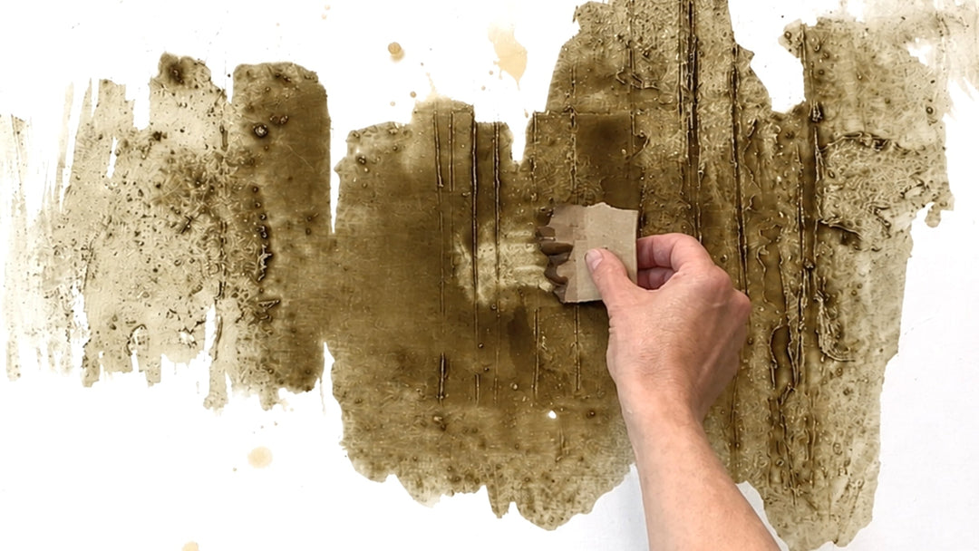 bstraktes Strukturrelief mit Kaffee und Spachtel aus Pappe – Atelierprozess Petra Thölken