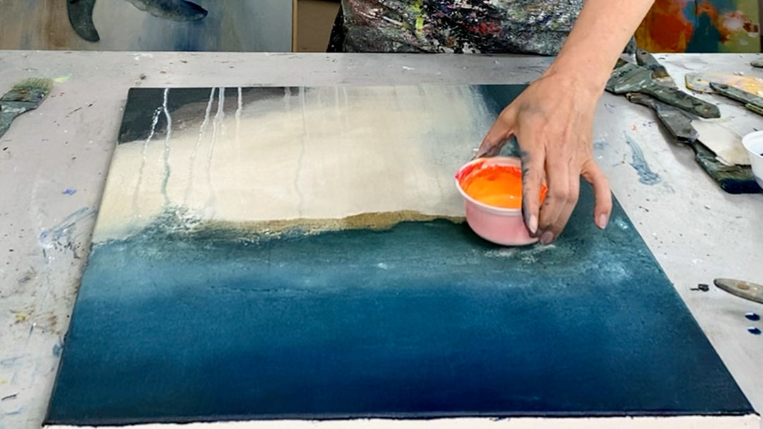 Abstrakte Landschaft mit Acrylfarbe, Strukturmasse, Wasserlinien und orangefarbener Farbwahl im Malprozess
