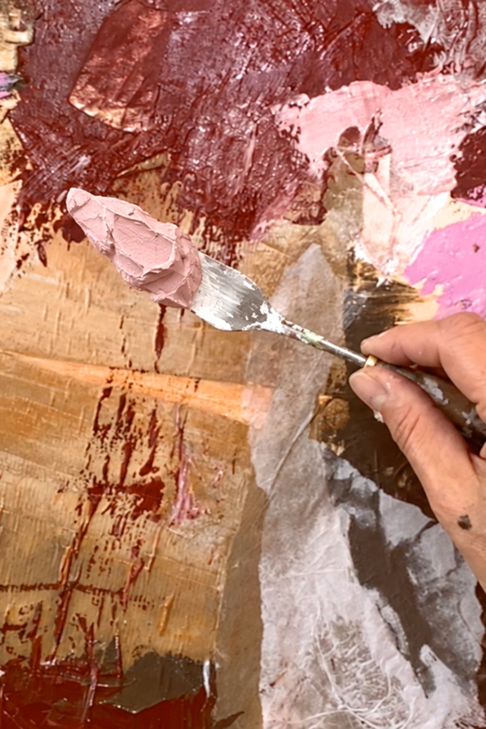 Mattrosa pastose Acrylfarbe auf einem Palettenmesser über Papierstruktur und Leinwand - Farbtrend Herbst 2026