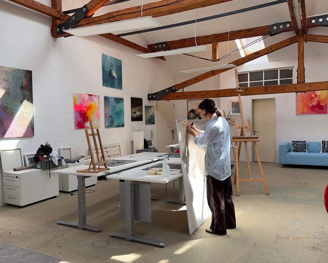 Petra Thölken im Atelier Künstlerstreich arbeitet an einem grossen Kunstwerk