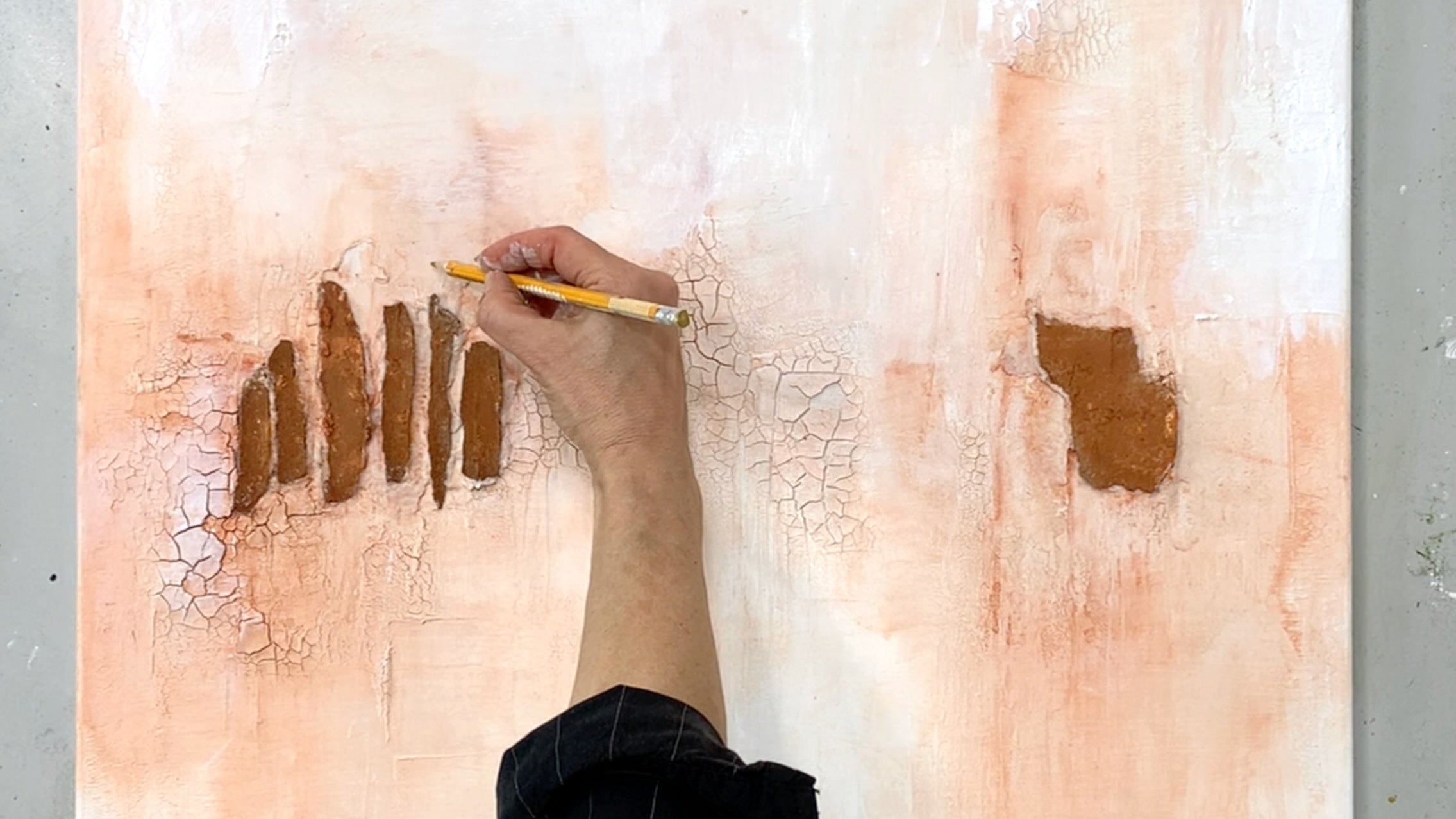 Rinde kleben – Acryl fließen lassen – Kreidepigment & Craquelée (Anfänger)