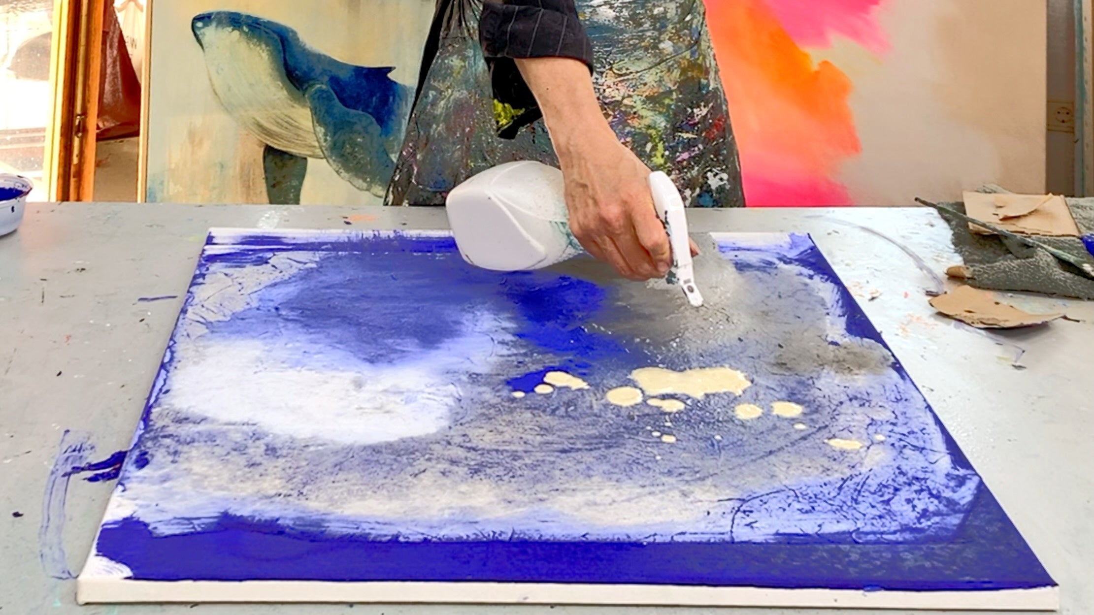 Abstrakt malen mit handgeschöpftem Papier, Acryl und Wasser