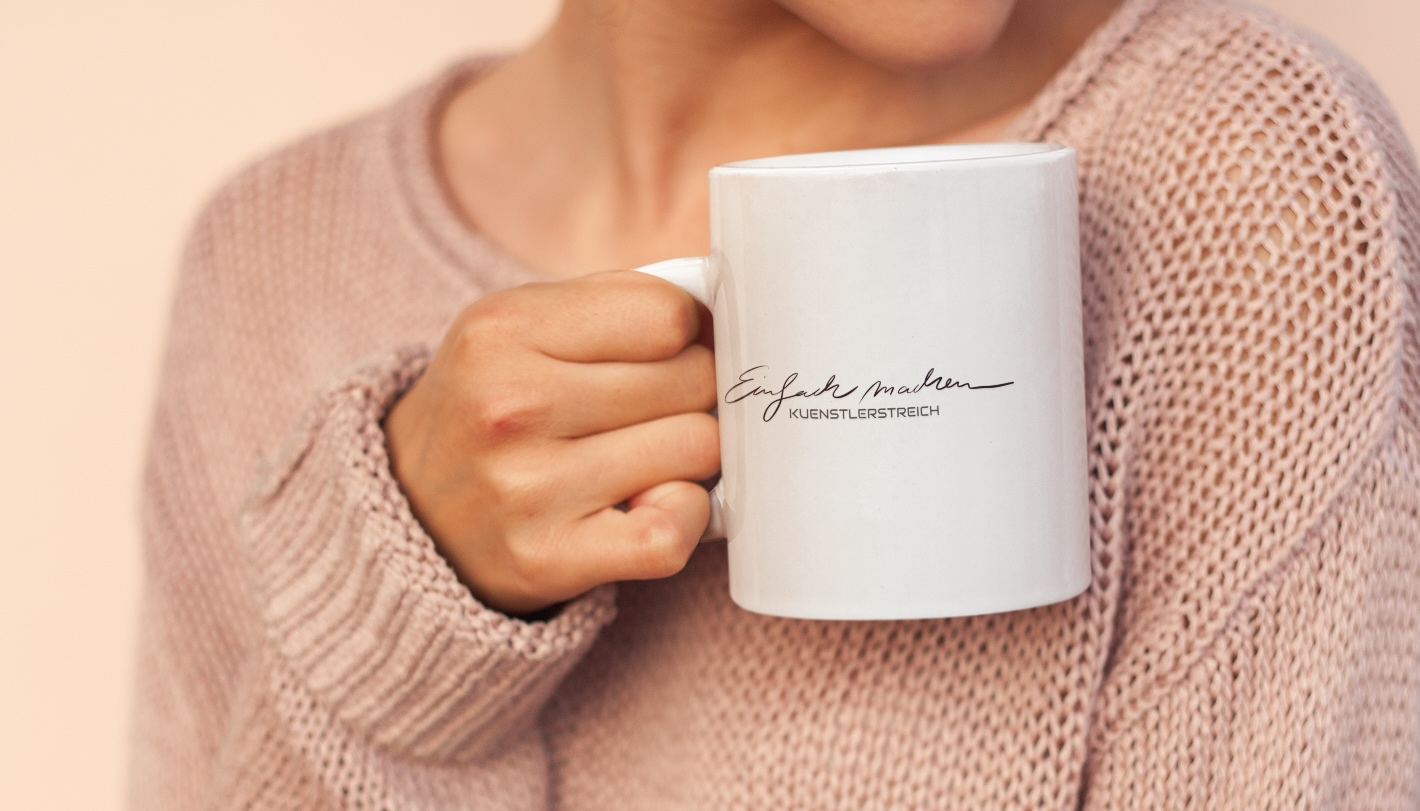 Frau mit Tasse in der Hand mit Print:  einfach machen Künstlerstreich