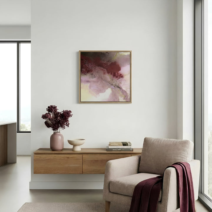Leinwanddruck im modernen Wohnraum – abstraktes Motiv in Bordeaux- und Sandtönen, gerahmt über Sideboard und Sessel