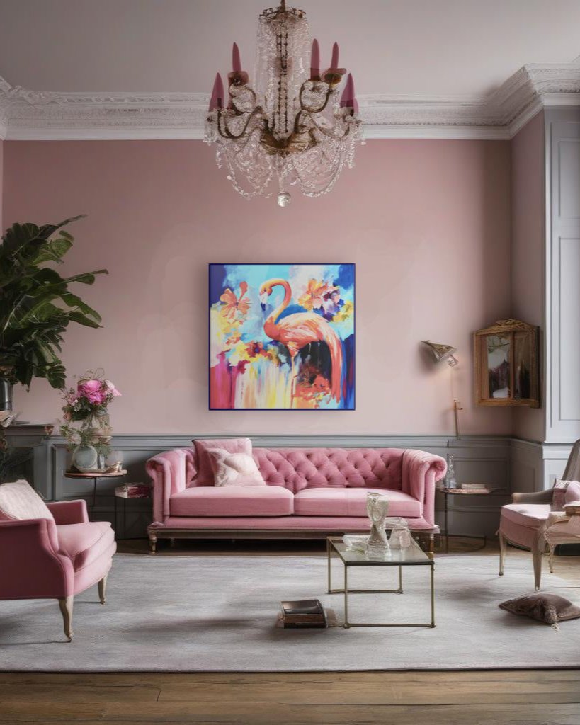 Wandbild in Rosa Zimmer, modern eingerichtet, Vintage style mit Kronleuchter und Sofa. Auf dem Kunstwerk ein Flamingo