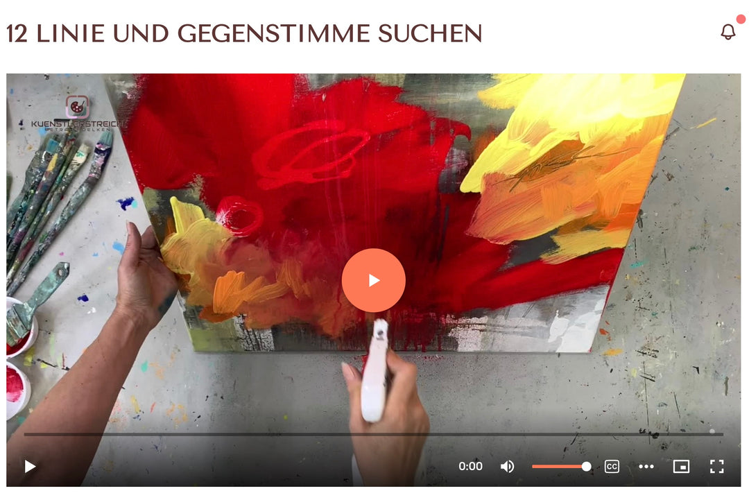Screenshot eines Onlinekurses von Künstlerstreich: Petra Thölken malt in Schritt 12 mit einer weißen Bürste an einem abstrakten Acrylbild in Rot, Gelb und Orange und sucht Linie und Gegenstimme im Malprozess.