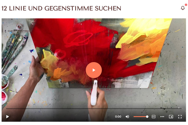 Screenshot eines Onlinekurses von Künstlerstreich: Petra Thölken malt in Schritt 12 mit einer weißen Bürste an einem abstrakten Acrylbild in Rot, Gelb und Orange und sucht Linie und Gegenstimme im Malprozess.